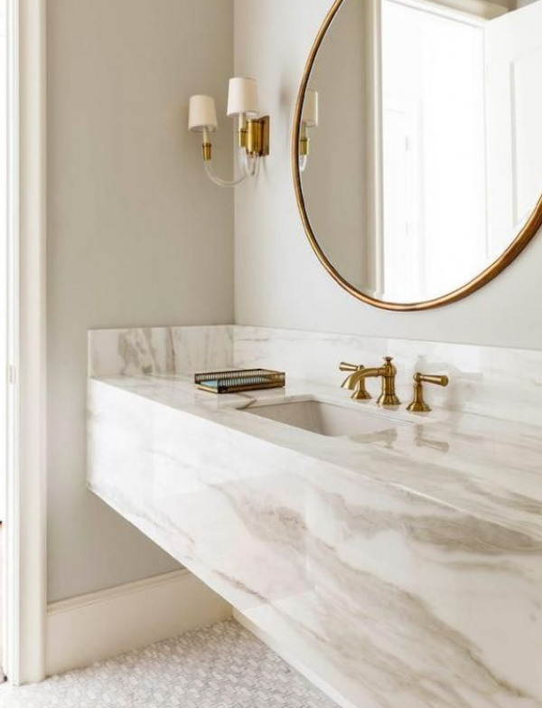 Kamar Mandi Marmer dengan Wastafel Bergaya Modern